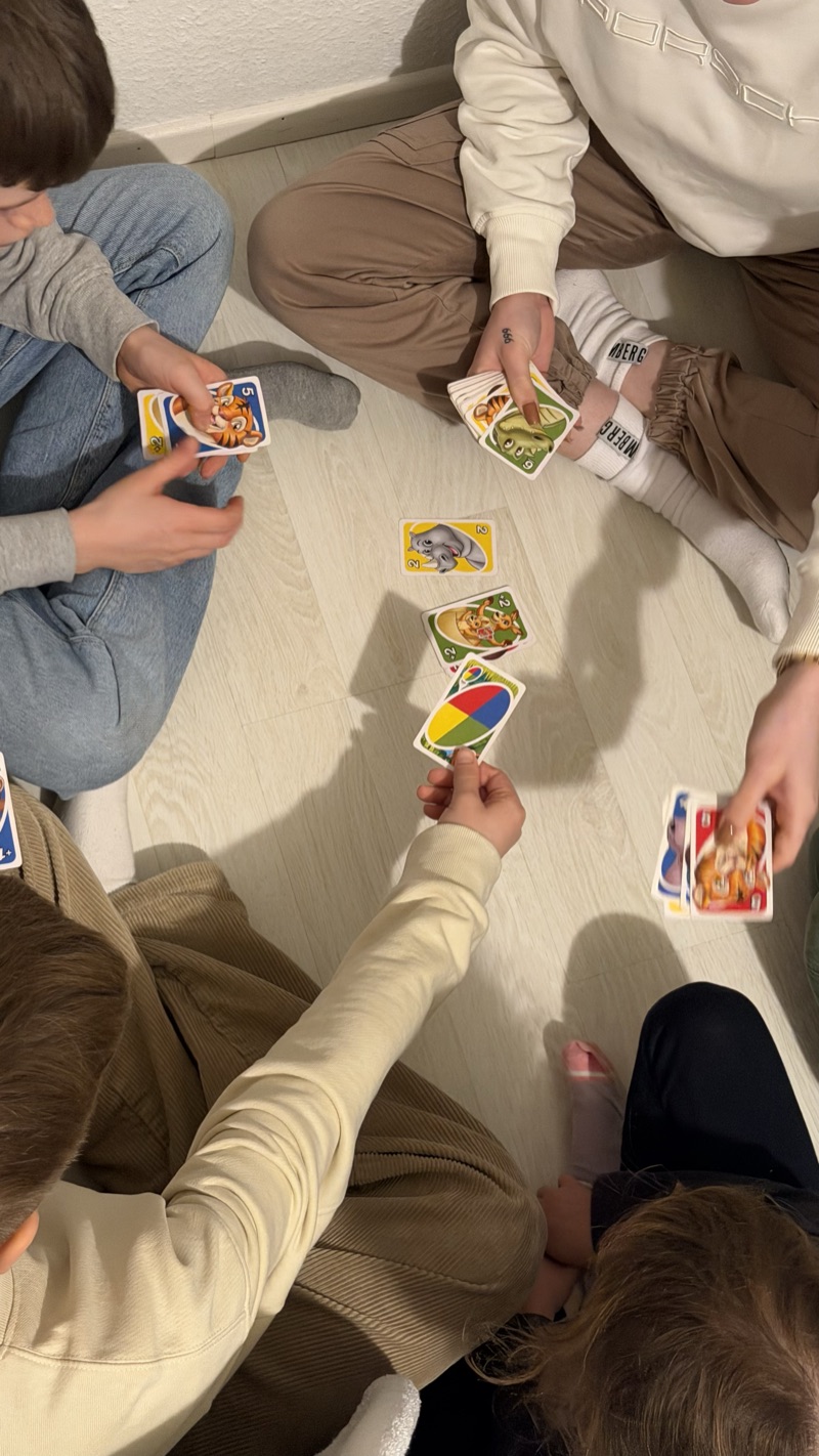 Emily spielt mit Kindern